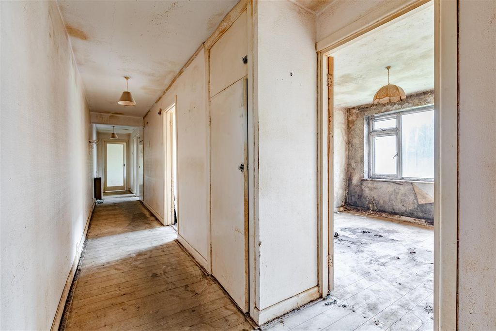 Property photo 3 of 10 Hallway