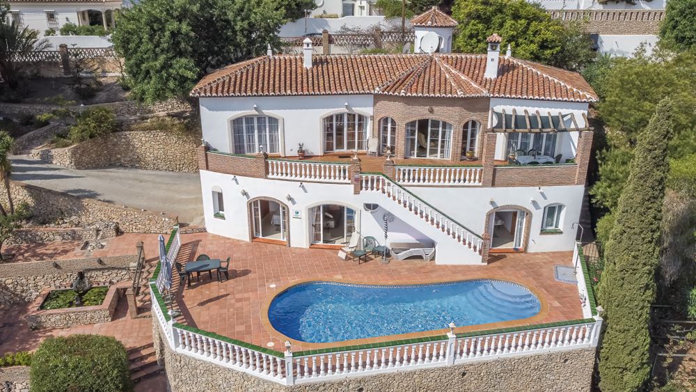 Property photo 2 of 10 House Pool
