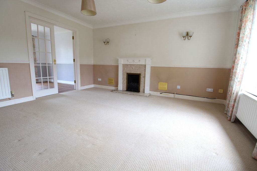 Property photo 2 of 18 Lounge