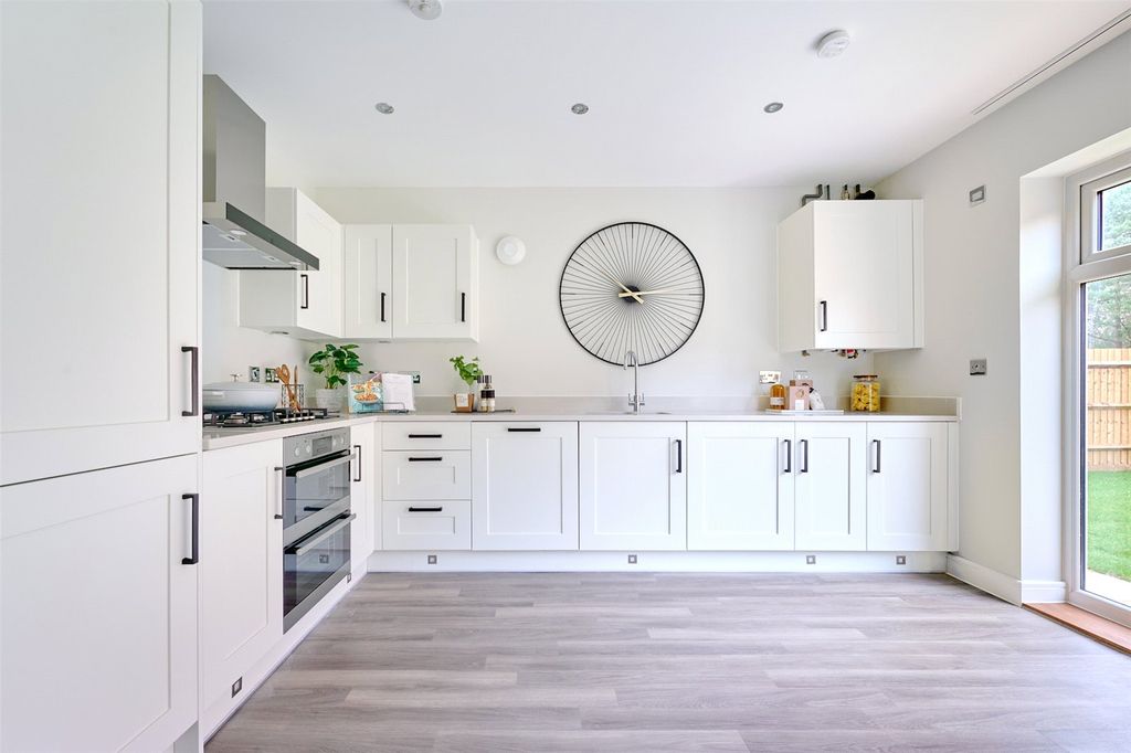 Property photo 3 of 10 Kitchen