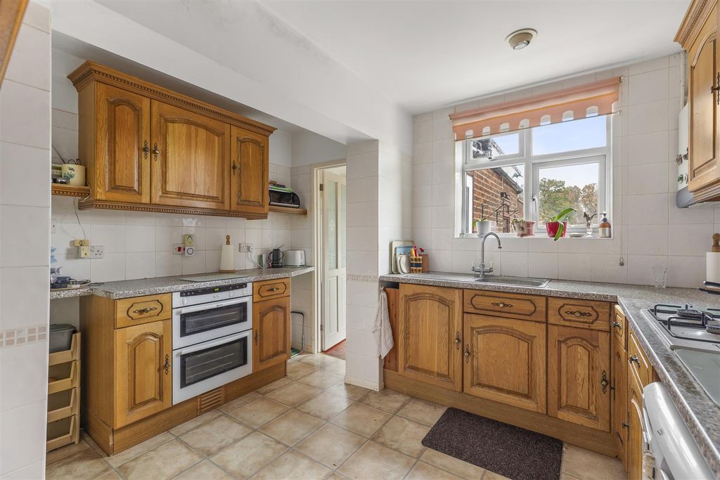 Property photo 3 of 14 84 Totteridge Lane, Hp13 7Pz-8.Jpg