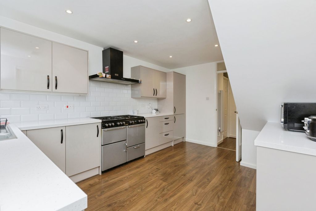 Property photo 3 of 17 Kitchen