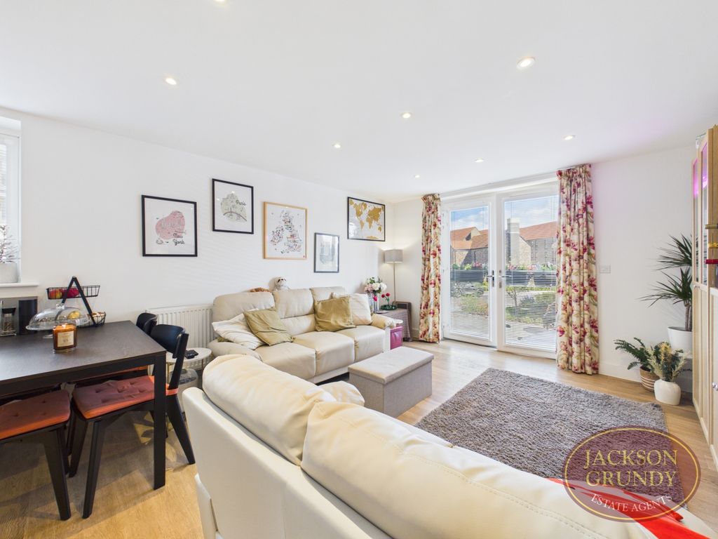 Property photo 2 of 11 Starling Way