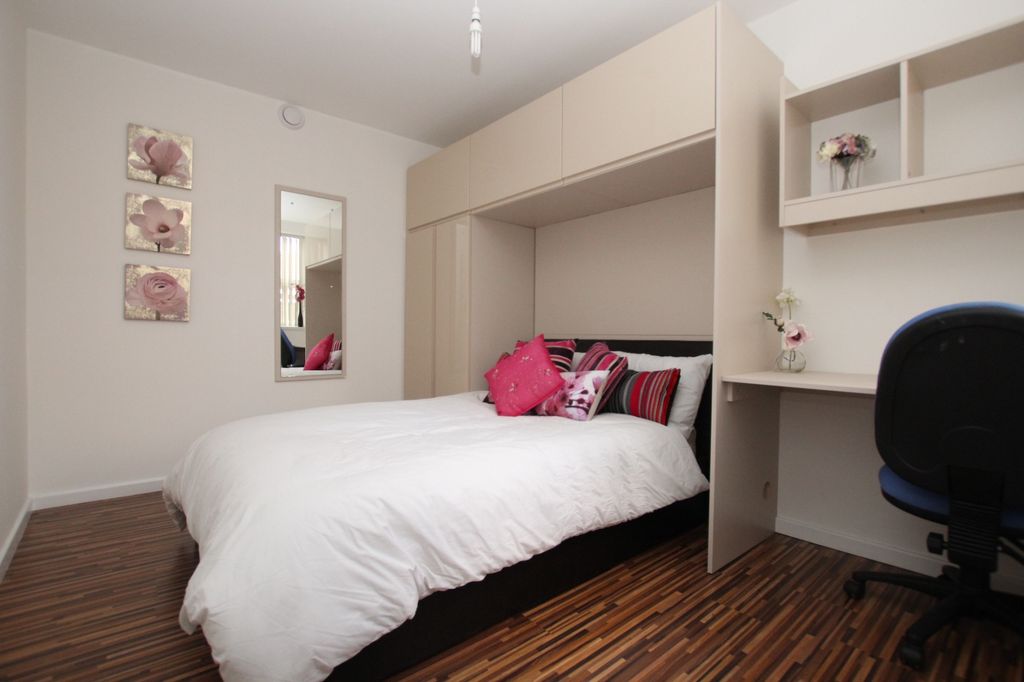 Property photo 3 of 10 A Spacious And Well-Maintained Master Bedroom Feat...