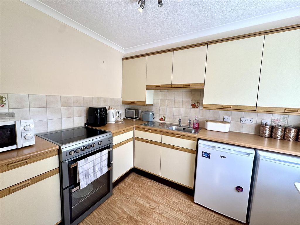 Property photo 3 of 11 Kitchen