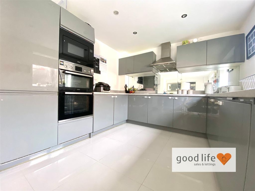 Property photo 3 of 21 20260224_104243328_Ios12Greenchapelway.Jpg