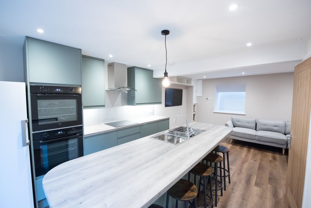 Property photo 1 of 20 Five Bedroom Terrace House