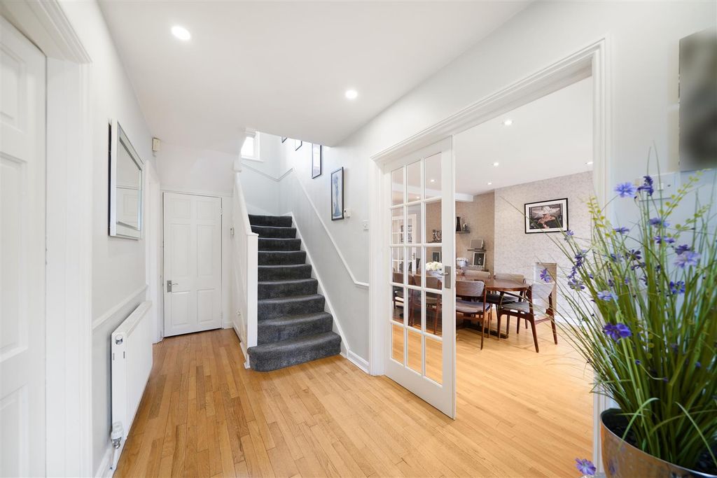 Property photo 2 of 14 39 Deacons Hill Road Elstree Borehamwood Wd6 3Hz -