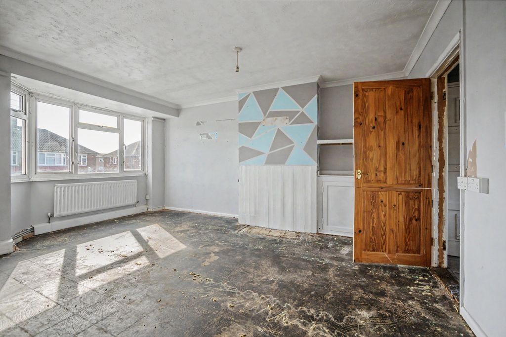 Property photo 3 of 12 Flat 235 St Georges Avenue, Sheerness, Me12 1Et