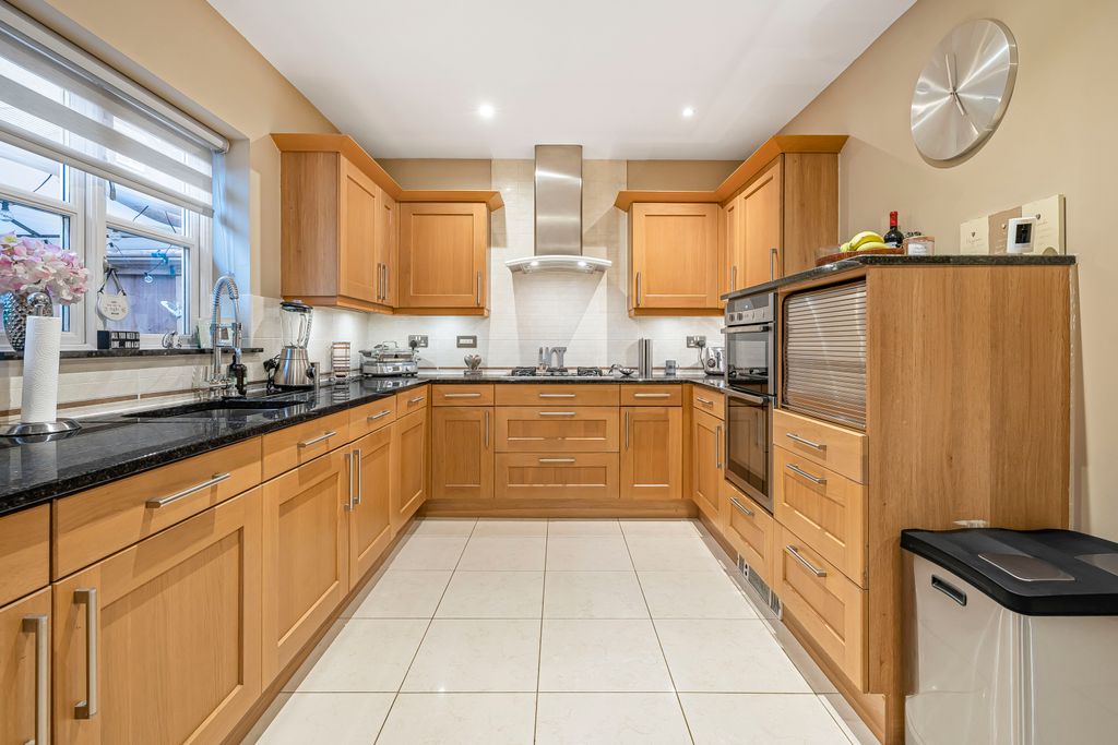 Property photo 3 of 32 Kitchen