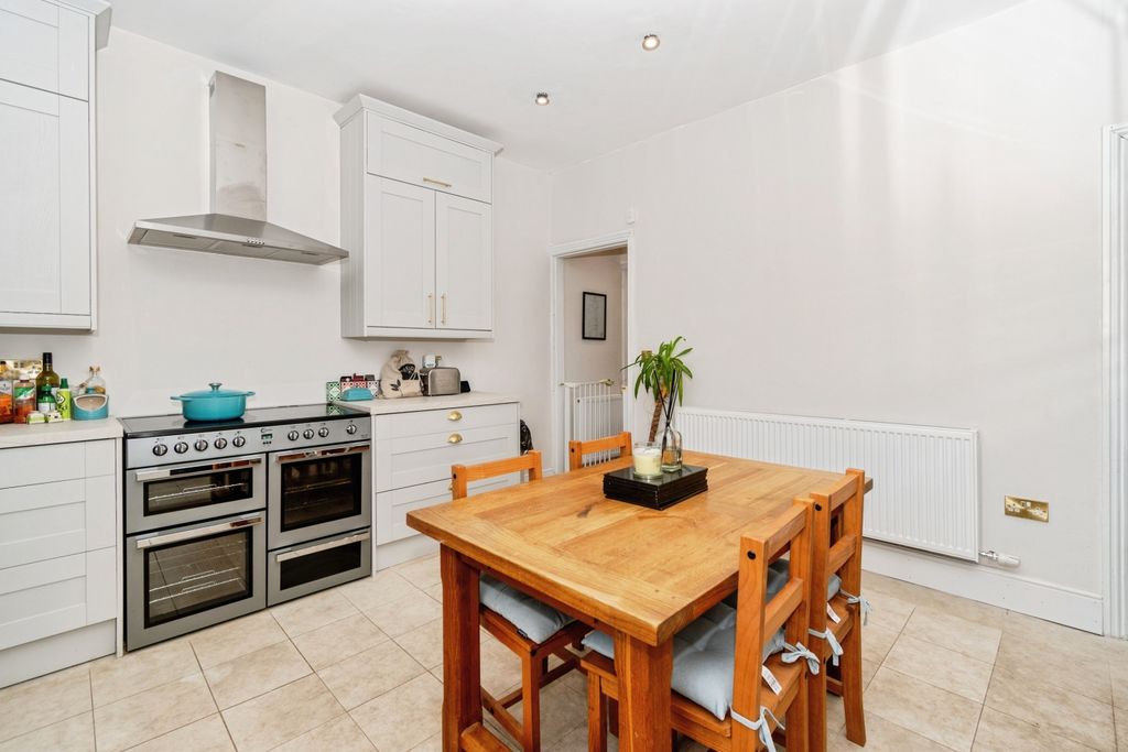 Property photo 3 of 14 Kitchen