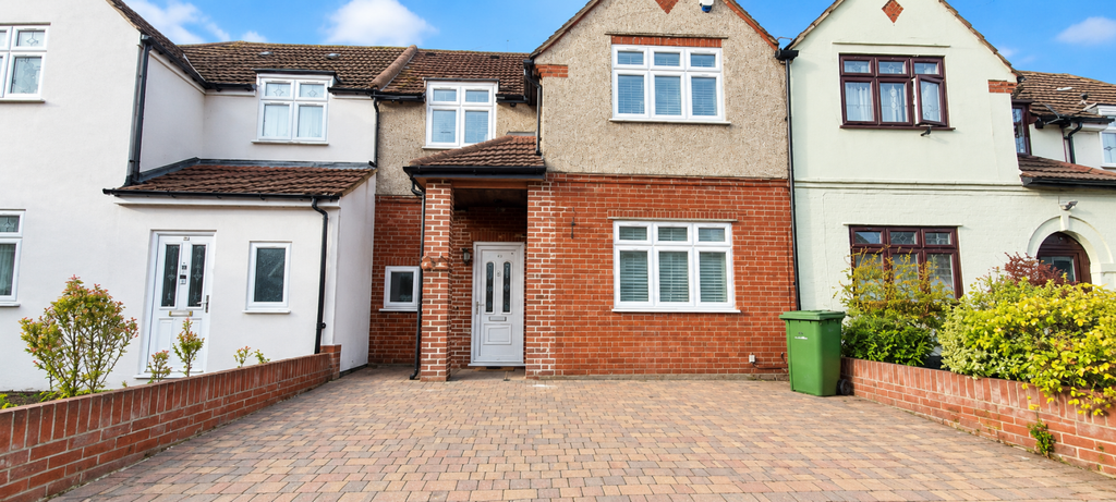 Property photo 1 of 12 Spacious 4-Bedroom Family Home In Rm7 7La
