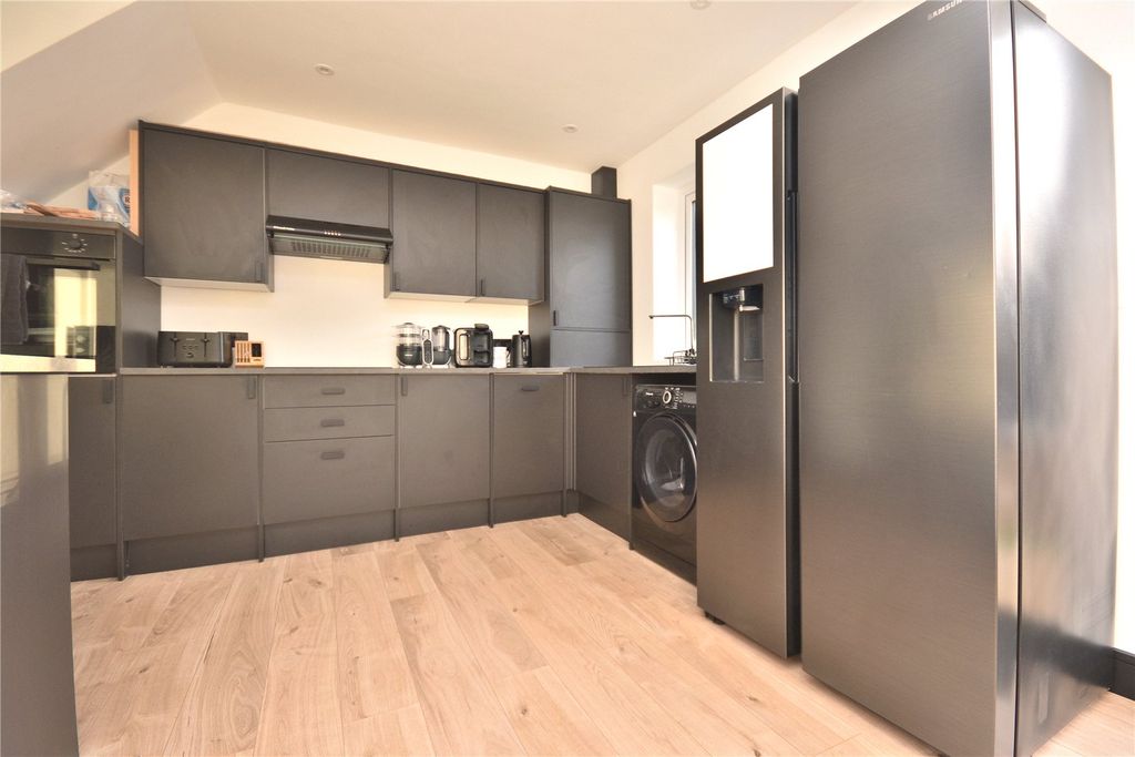 Property photo 2 of 21 Picture No. 12