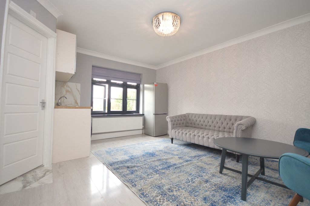Property photo 1 of 6 1 Double Bedroom Flat To Rent