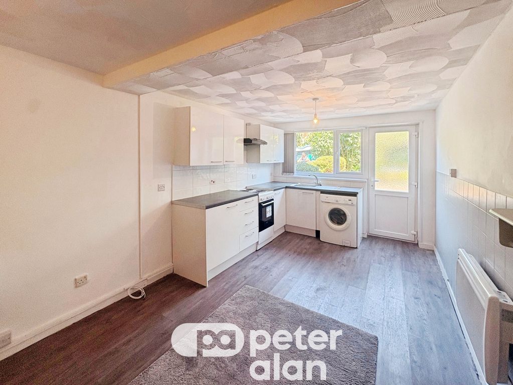 Property photo 1 of 6 Living