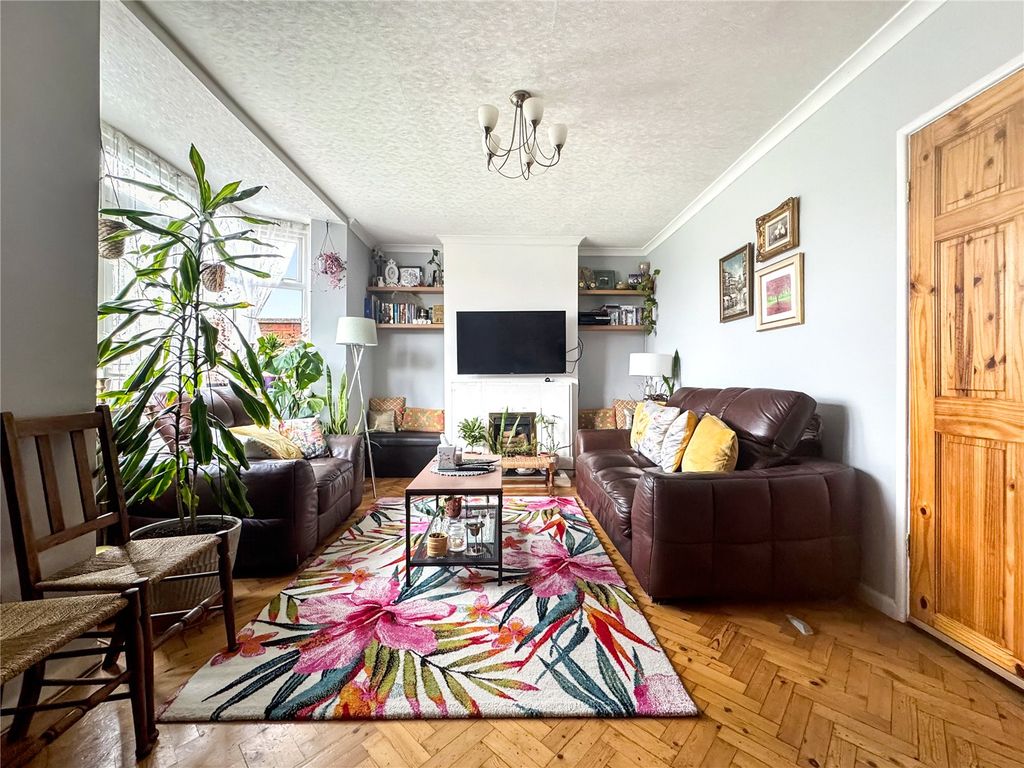 Property photo 2 of 25 Lounge