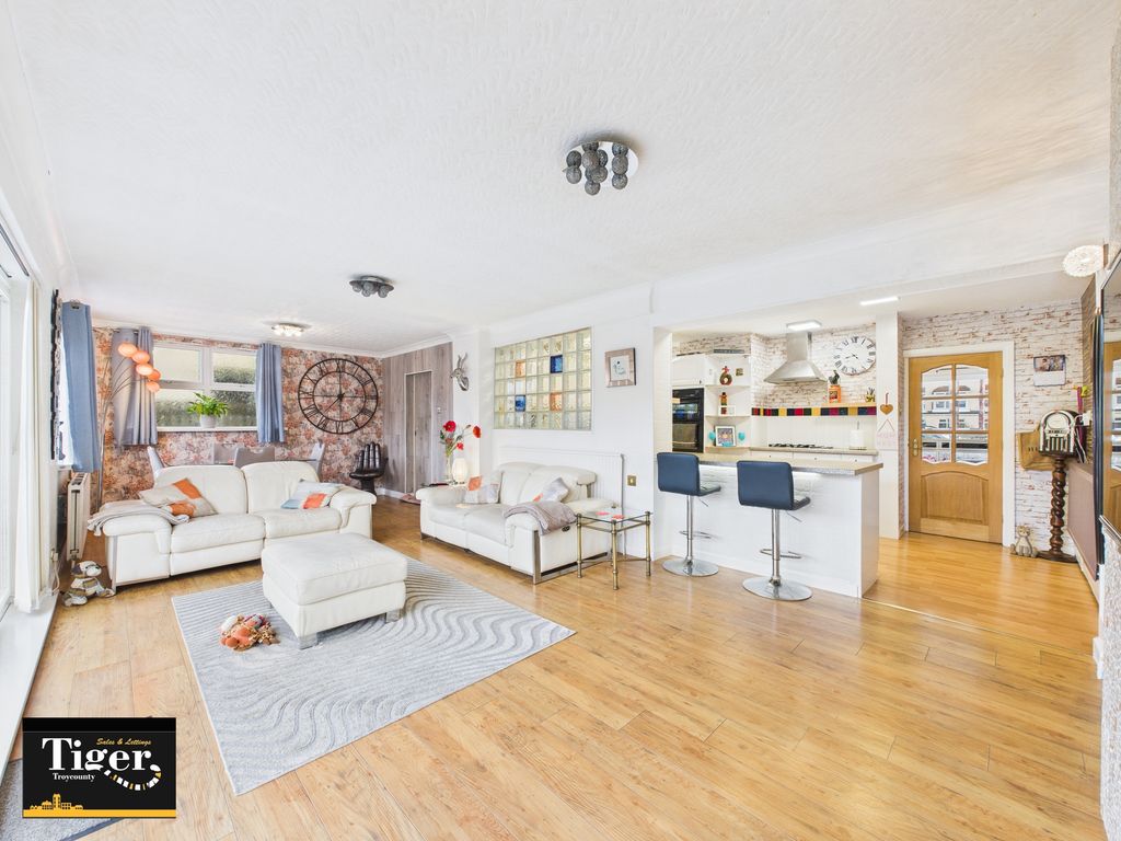 Property photo 3 of 35 Cam03440G0-Pr0502-Still026