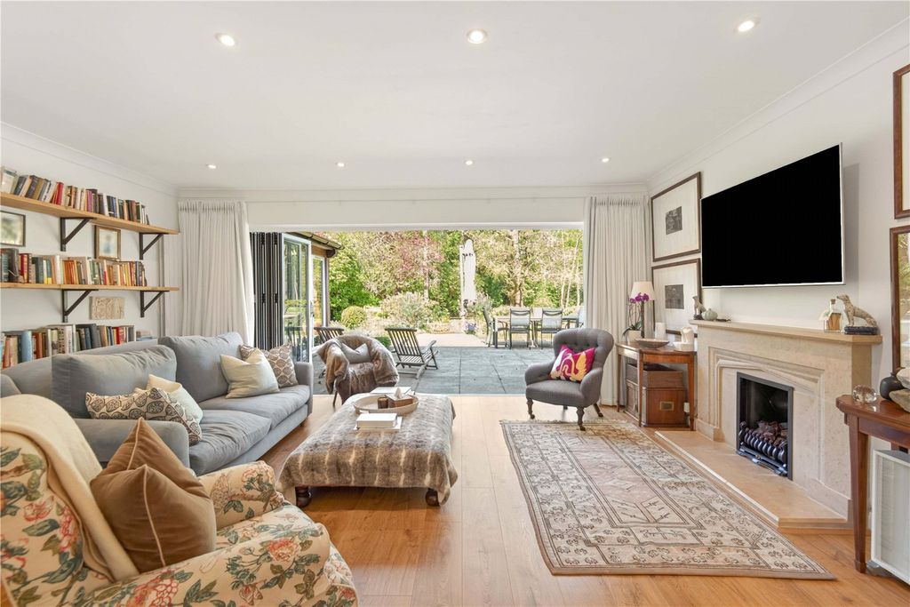 Property photo 2 of 18 Sitting Room