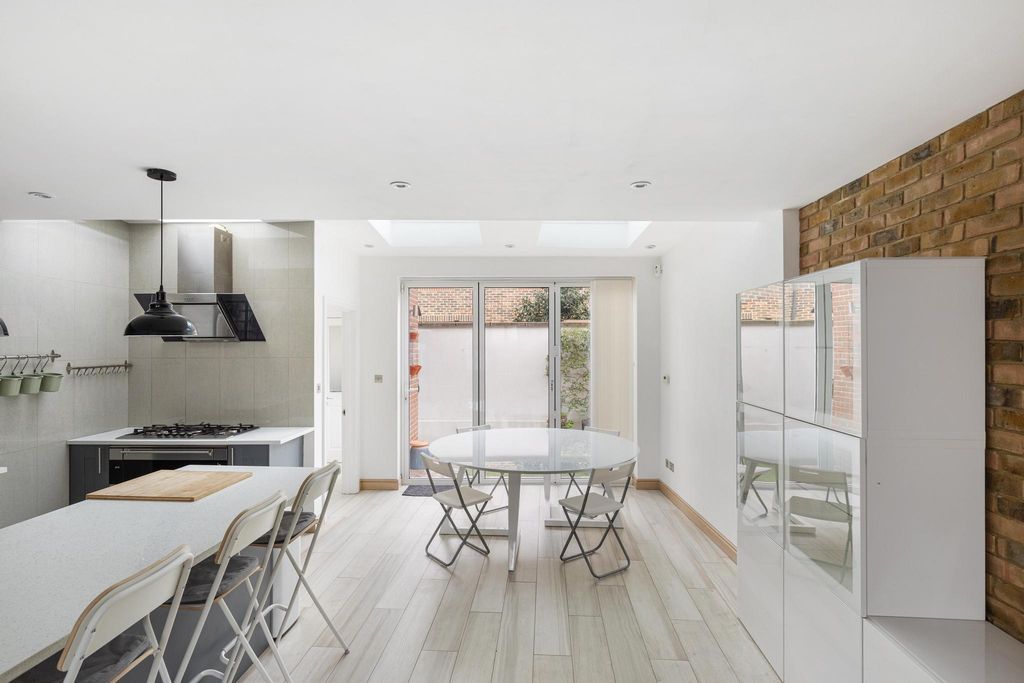 Property photo 1 of 17 Image