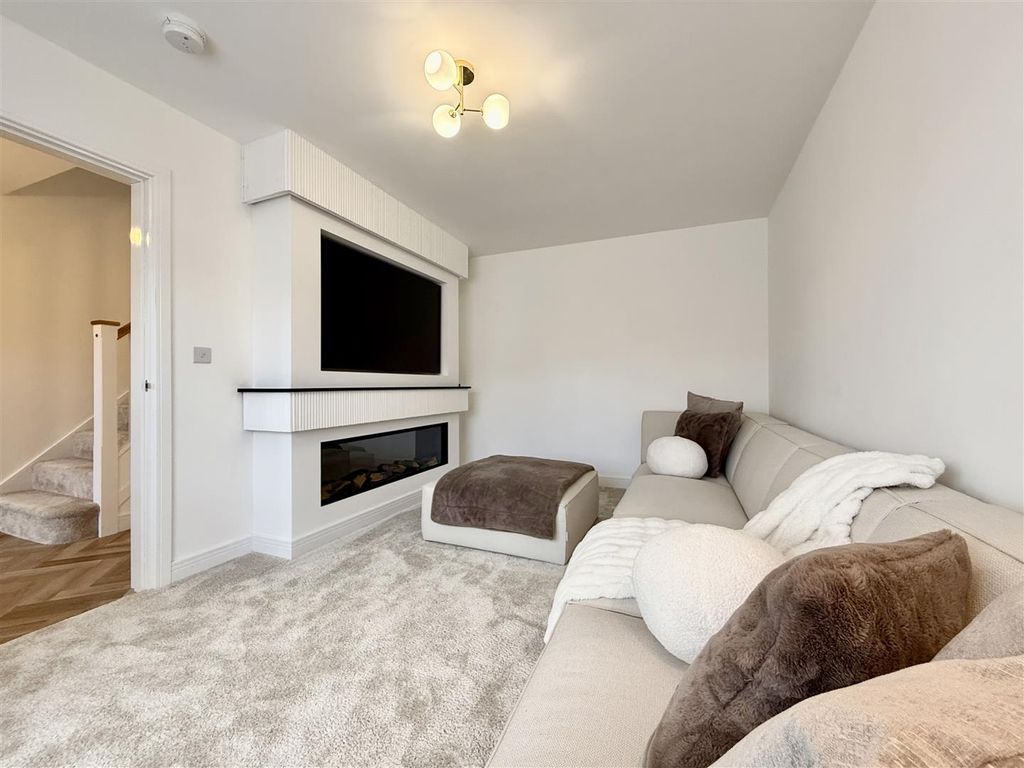 Property photo 3 of 27