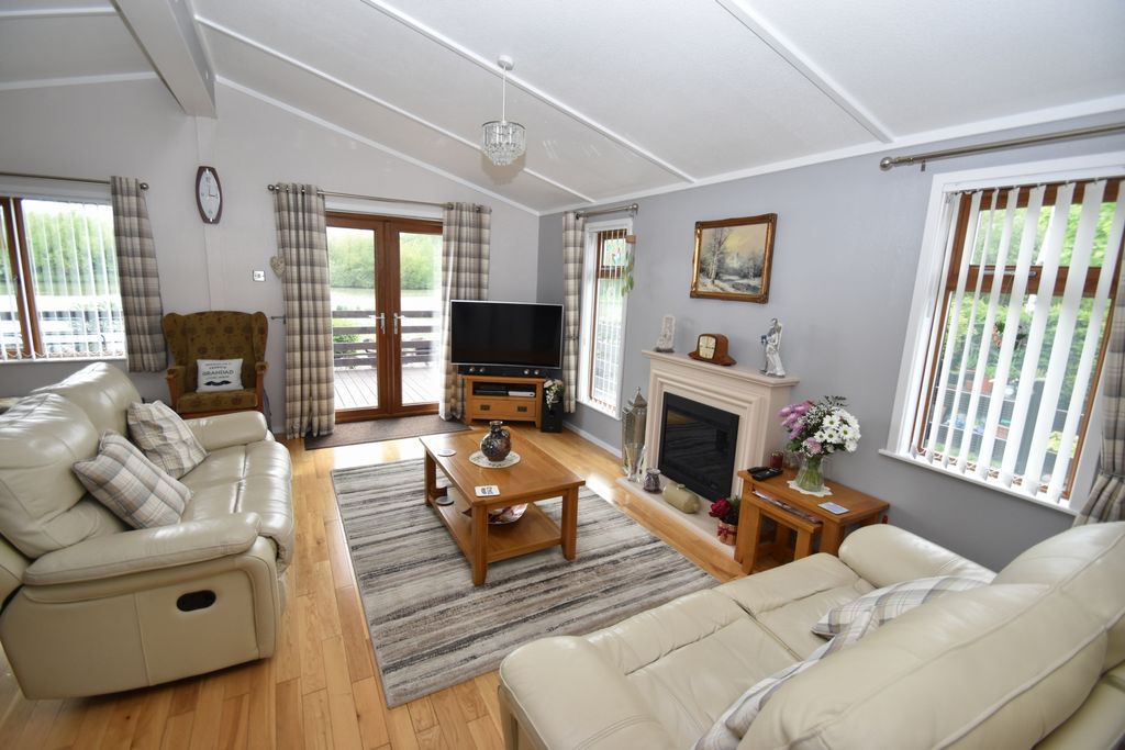 Property photo 3 of 15 Lounge