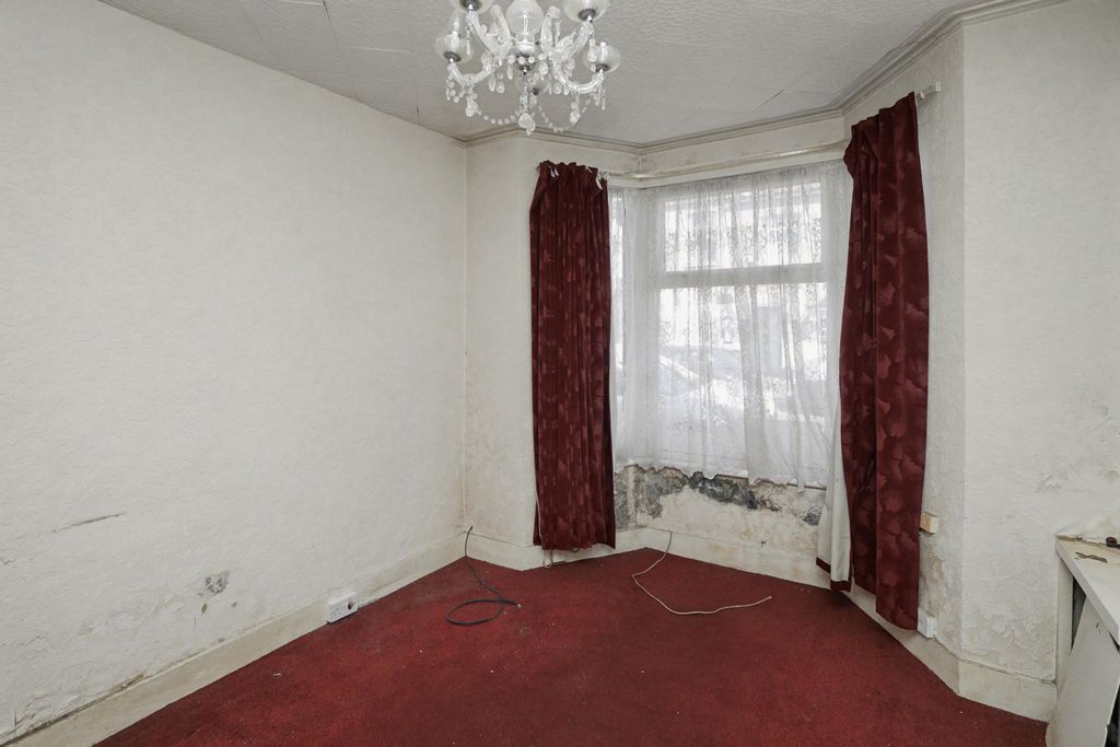 Property photo 3 of 19 31 Garfield Road, Enfield, London, En3 4Rp