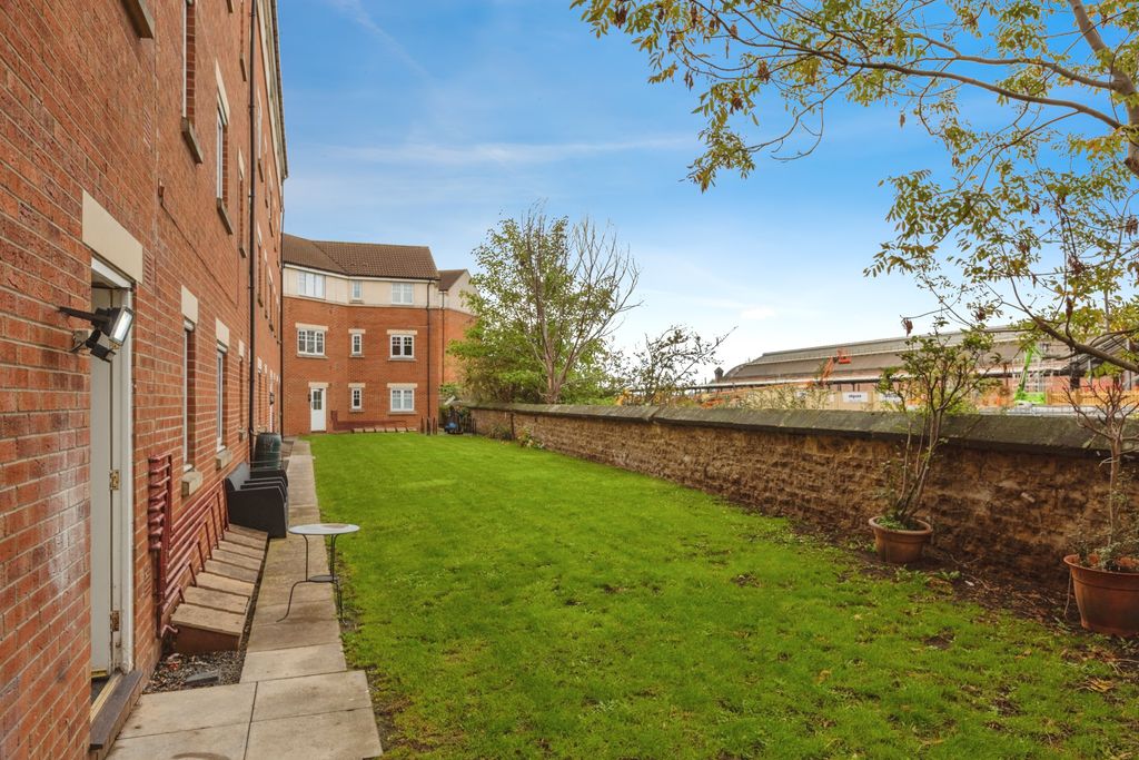 Property photo 3 of 15 Communal Gardens