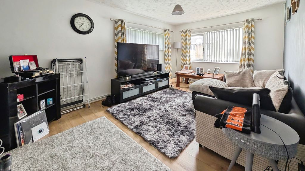 Property photo 2 of 8 8F27E08d-16879