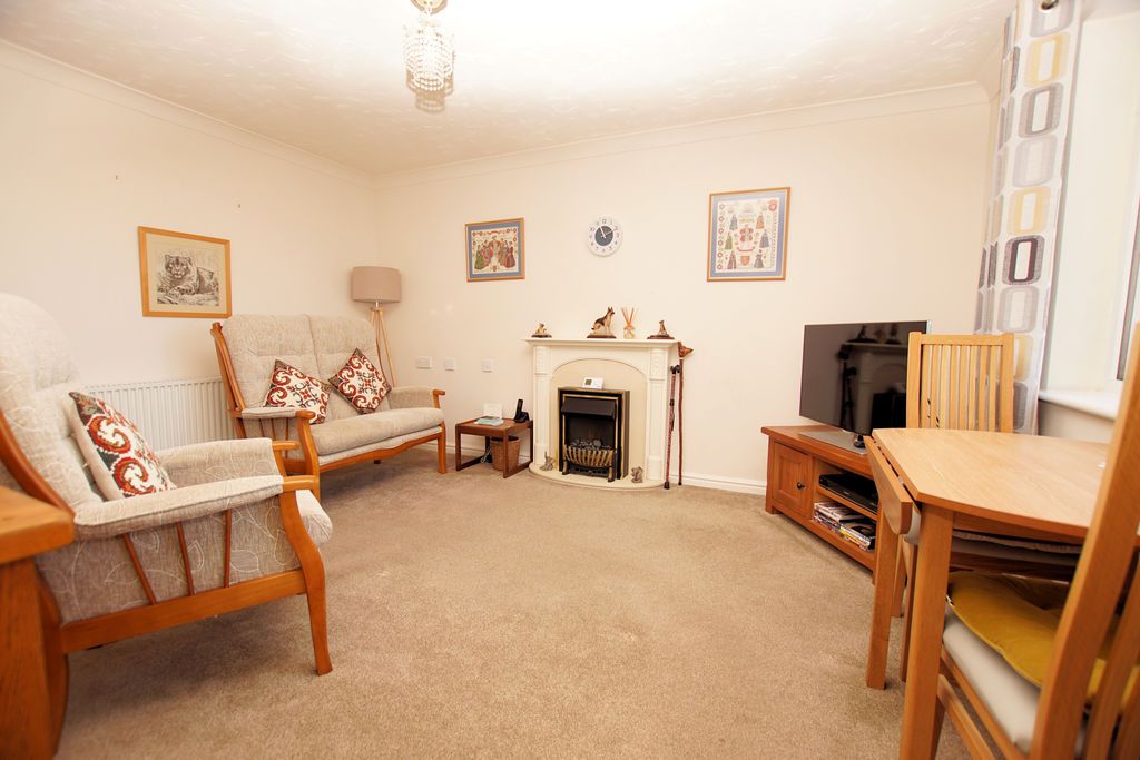 Property photo 3 of 11 Lounge/Dining Room