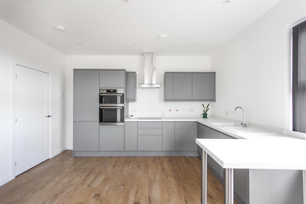 Property photo 3 of 14 Oystergate Apartments, Wraik Hill