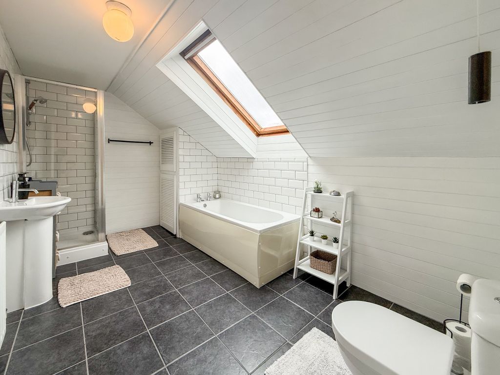 Property photo 3 of 20 Bathroom