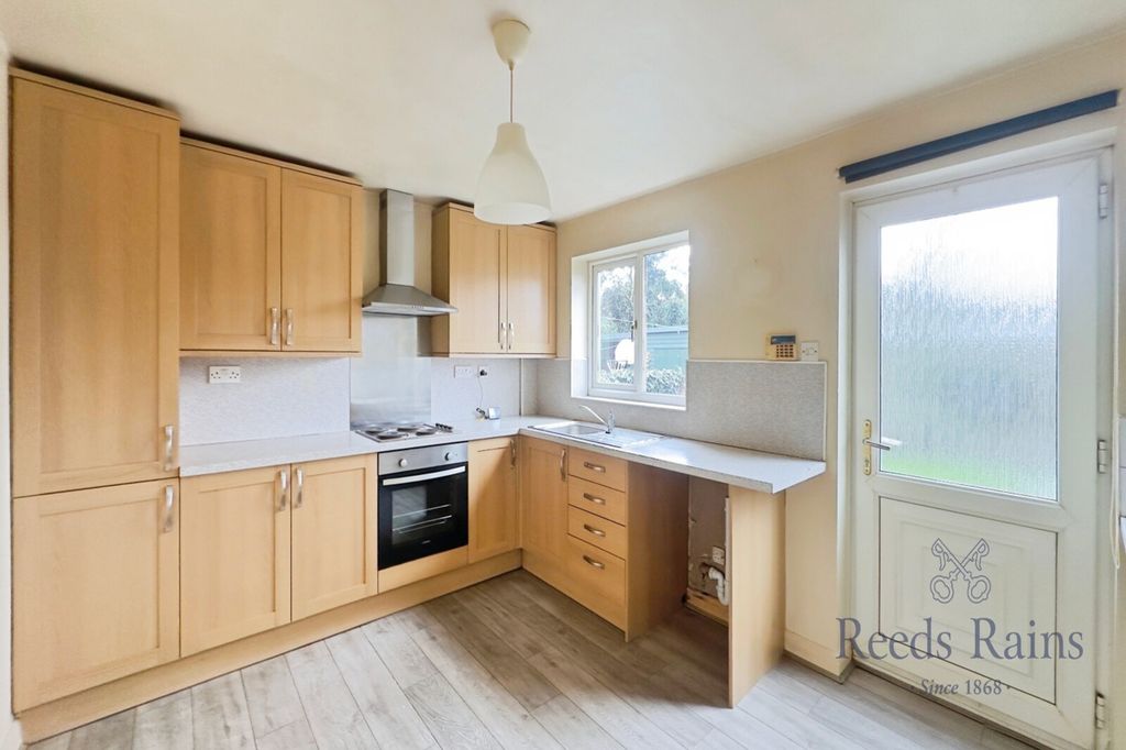 Property photo 3 of 10 Kitchen