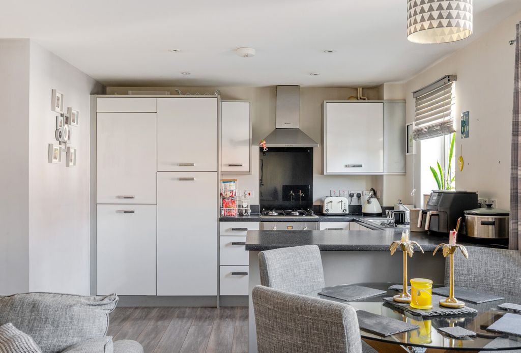 Property photo 2 of 19 1327085-9-6889Eb9...