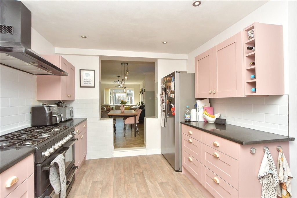 Property photo 3 of 10 Kitchen