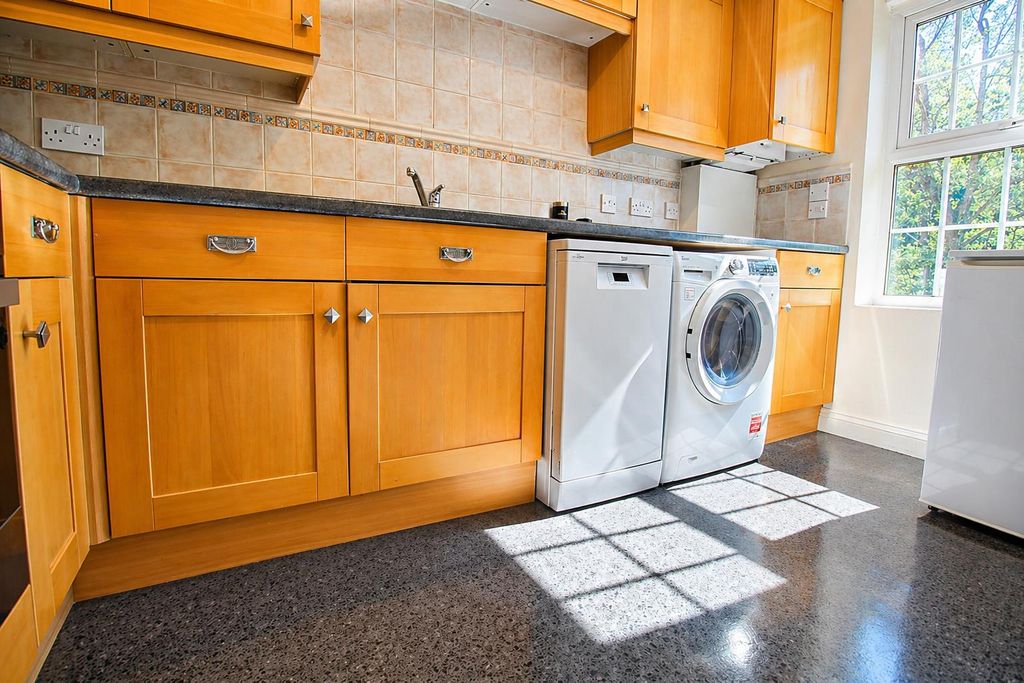 Property photo 3 of 10 Kitchen