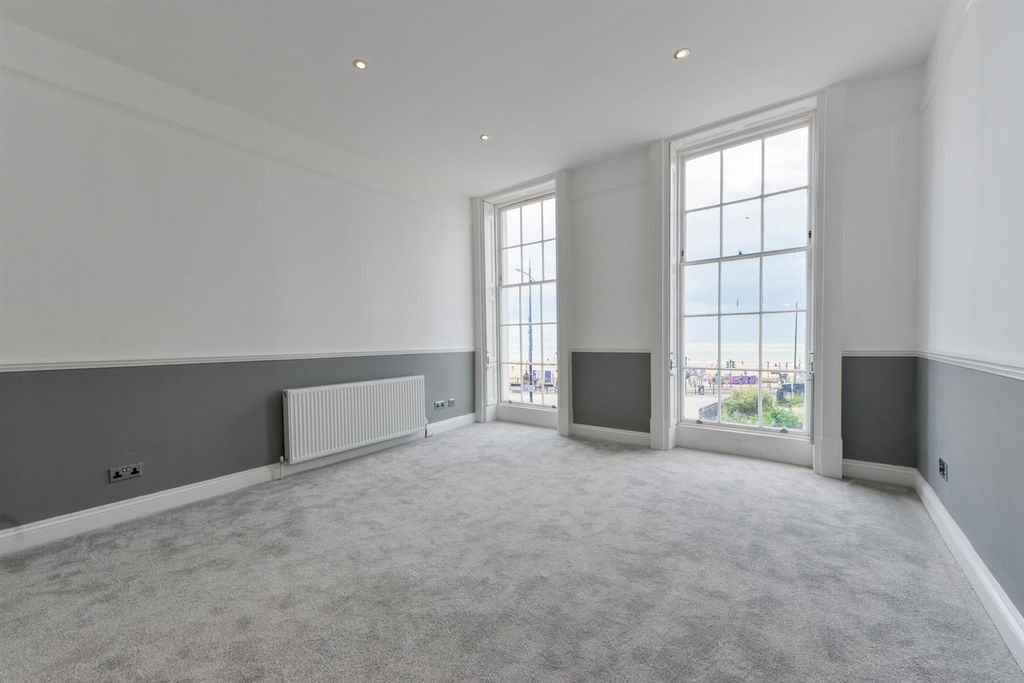 Property photo 3 of 14 Flat 1, 12A Marine Gardens3.Jpg