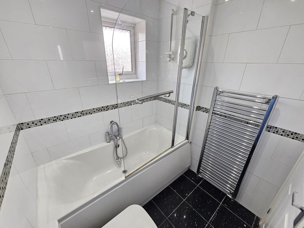 Property photo 3 of 21 Bathroom 3