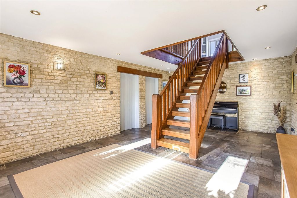 Property photo 2 of 30 Entrance Hall