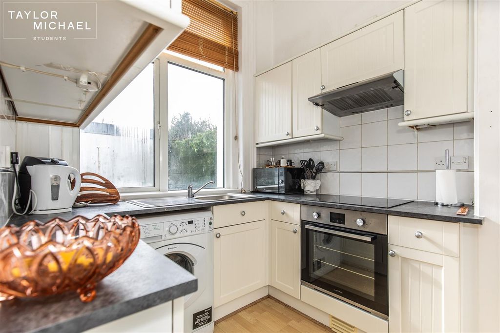 Property photo 3 of 14 Kitchen