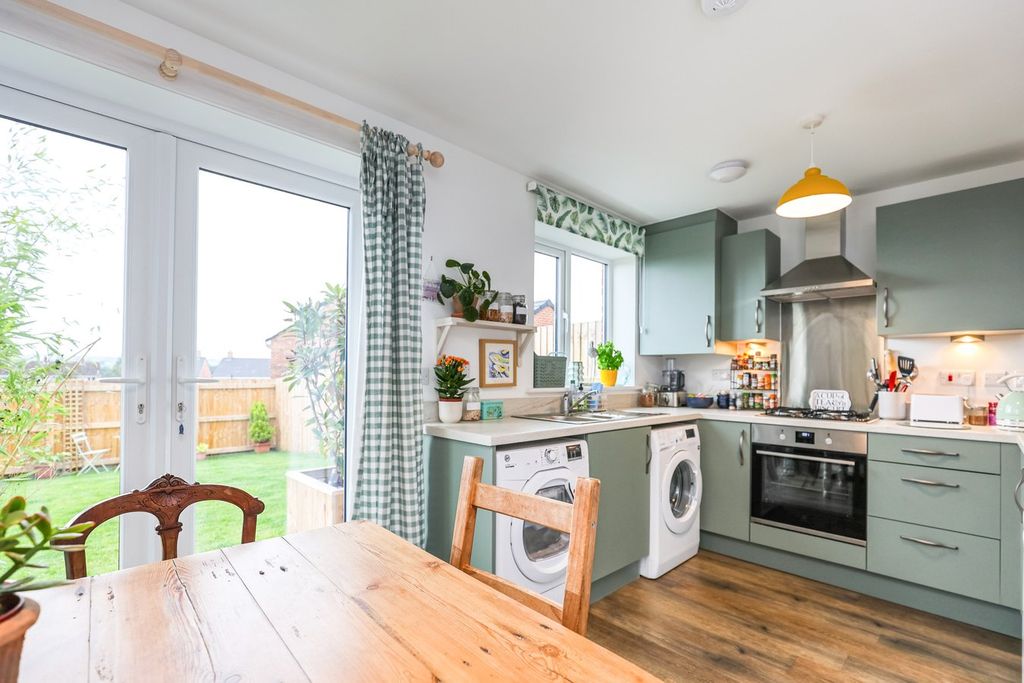 Property photo 2 of 18 Dining Kitchen
