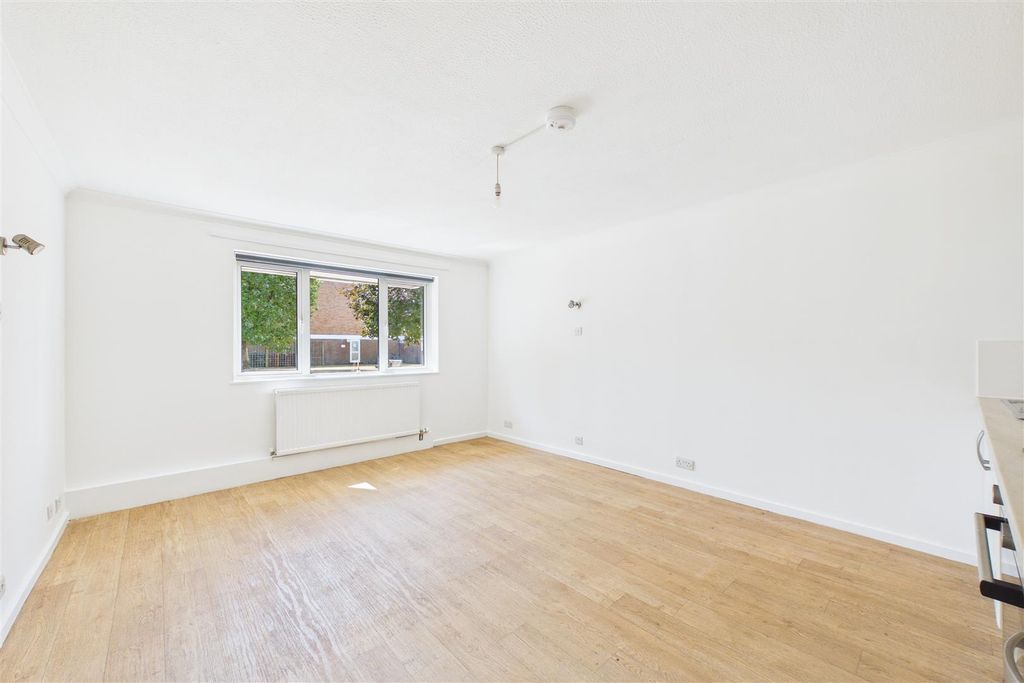 Property photo 2 of 16 Cam04234G0-Pr0413-Still002.Jpg