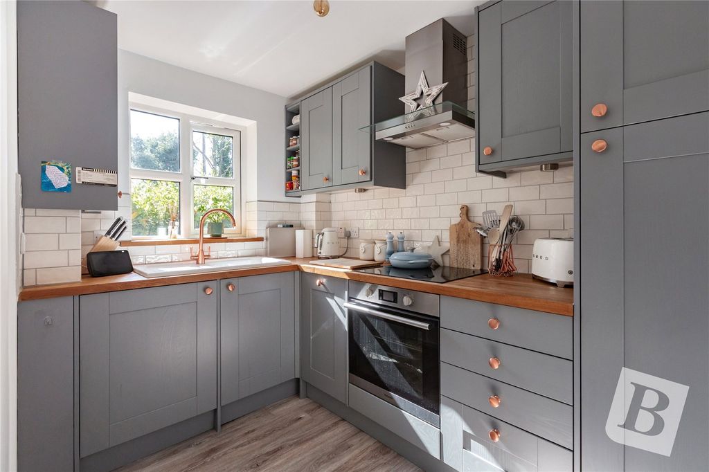 Property photo 2 of 10 Kitchen