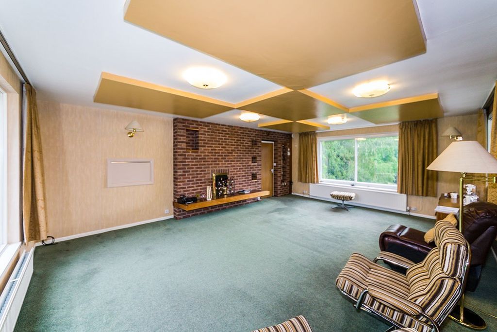 Property photo 3 of 8 Lounge