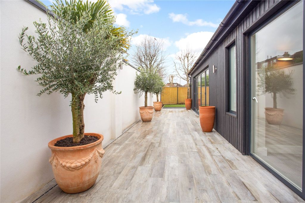 Property photo 3 of 13 Amber House, Kenley