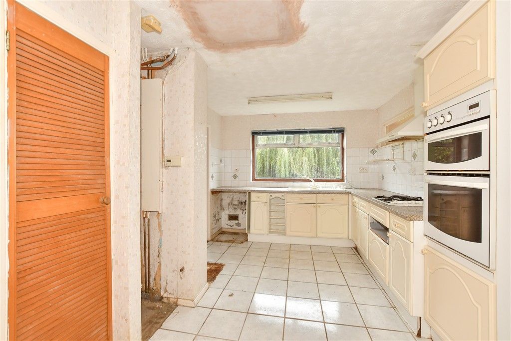 Property photo 2 of 18 Kitchen