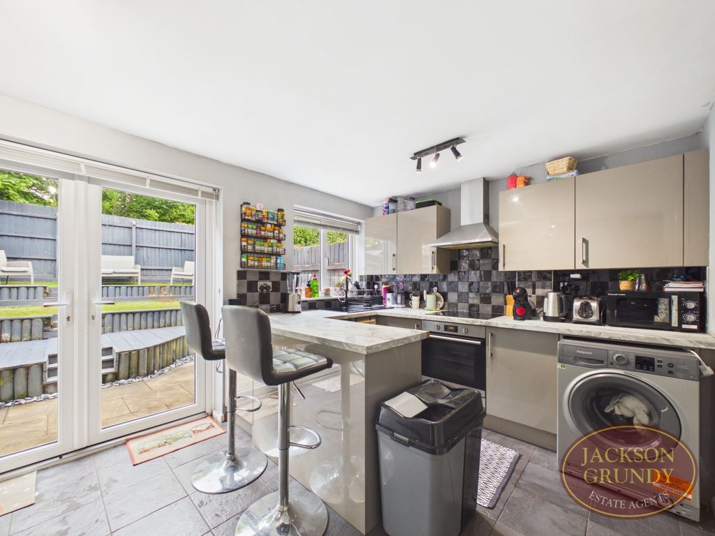 Property photo 2 of 13 Lowlands Close