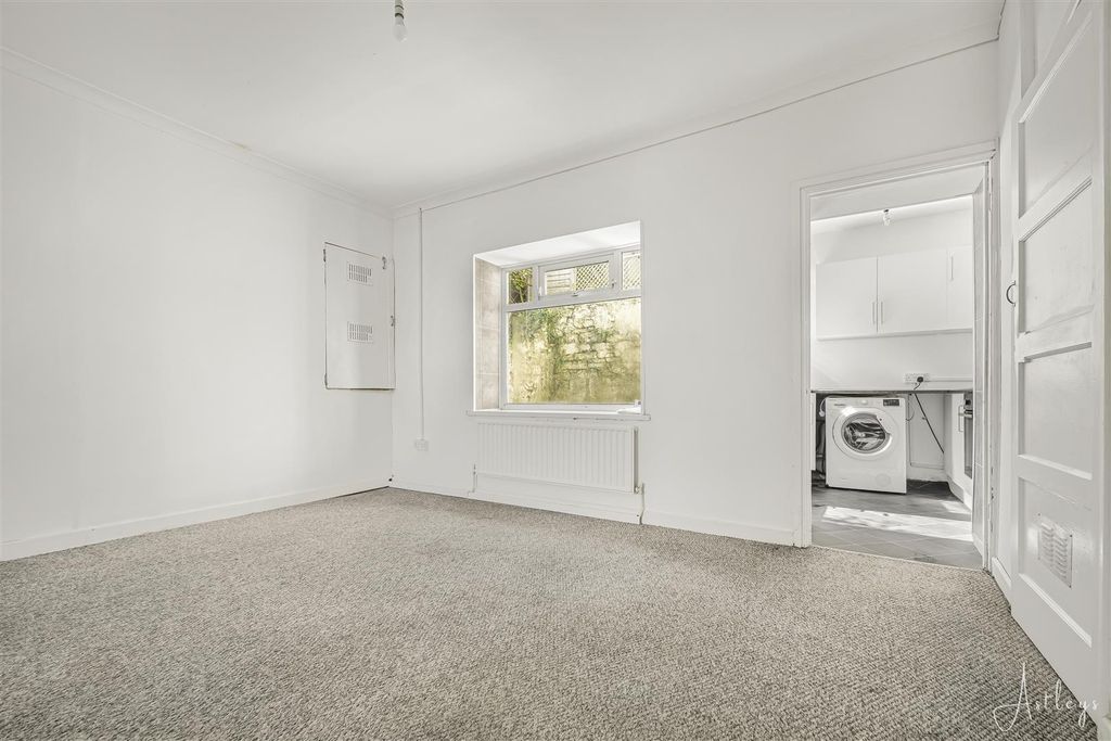 Property photo 3 of 19 Lounge