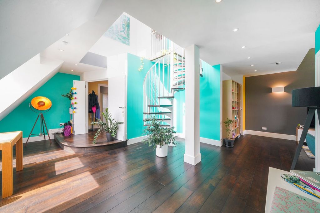 Property photo 1 of 17