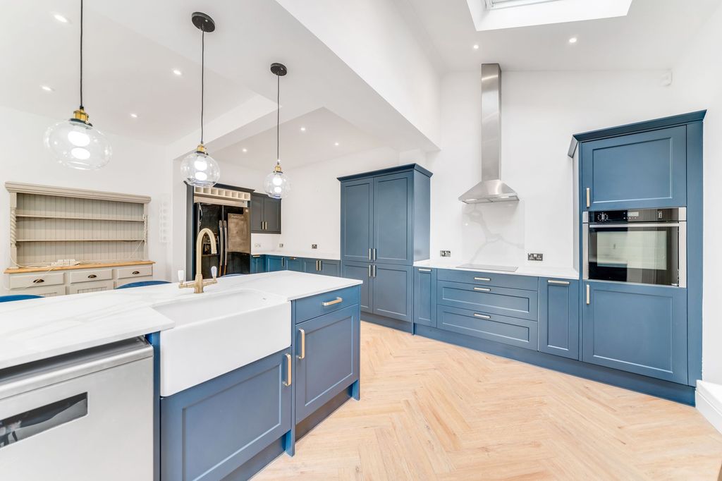 Property photo 2 of 27