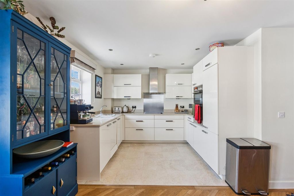Property photo 2 of 13 Carelia Court, W4 - For Sale